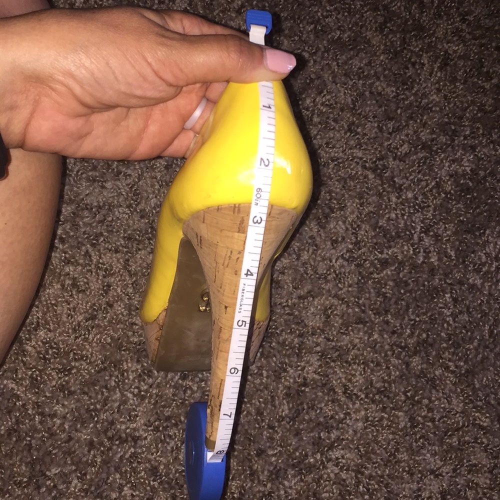 Yellow Pumps - Picture 8 of 8